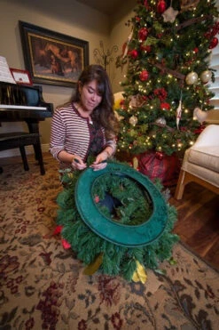 Village Lighting Deluxe Door Saver For Christmas Wreaths V-11101-DLX 10 Village Lighting Deluxe Door Saver For Christmas Wreaths V-11101-DLX -The Jolly Christmas Shop apikfg2wt 68122.1646091887